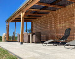 Grote Pext Solar Veranda op zonnig terras met lounge