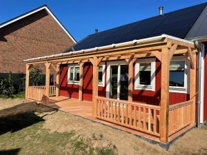 Douglas veranda aan huis met hekjes