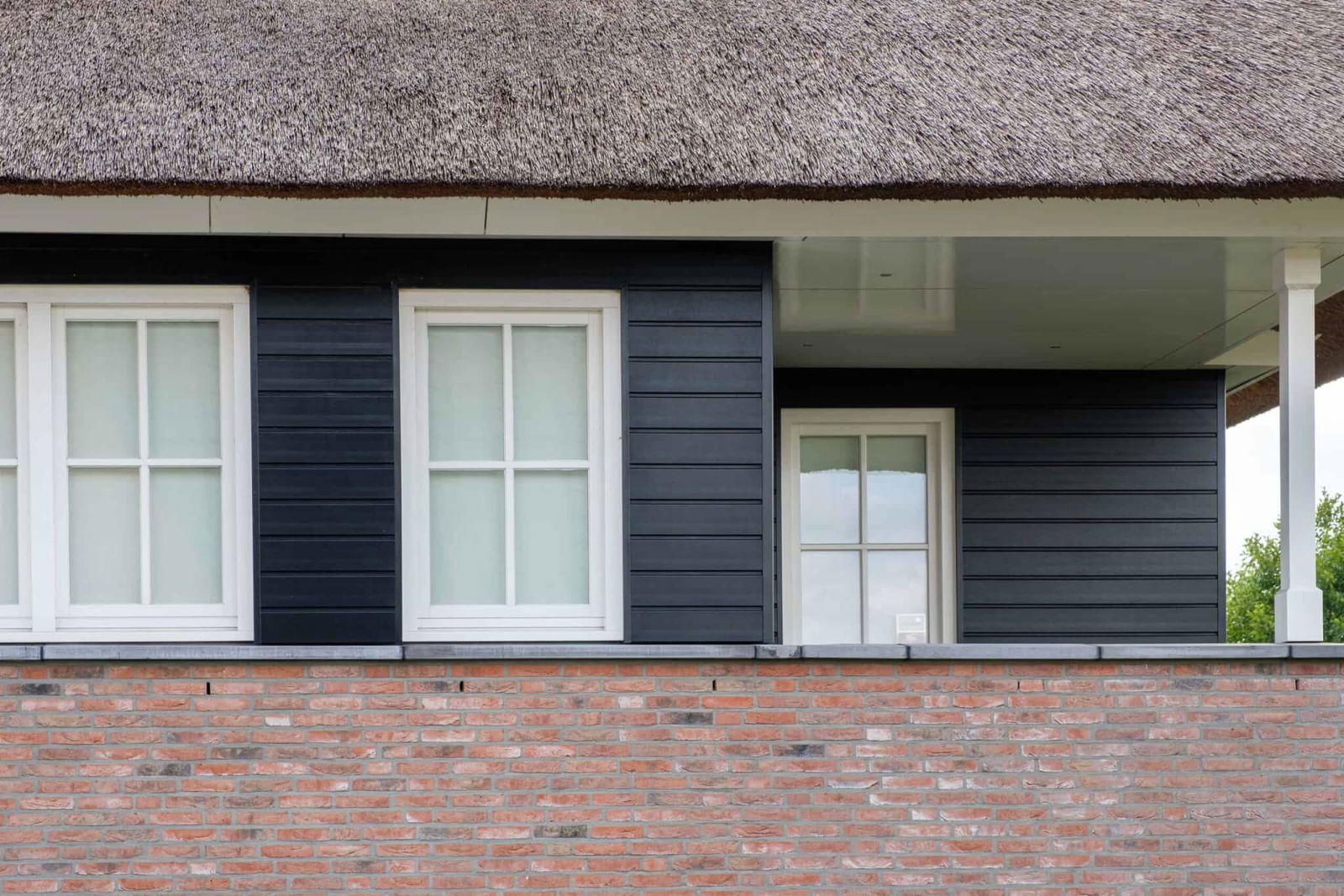 Keralit gevelbekelding sponningdelen donker op gevel huis