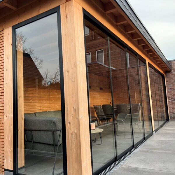 Recht aluminium kozijn met glas