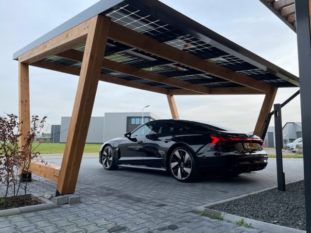 solardok carport van hout en aluminium met zonnepanelen