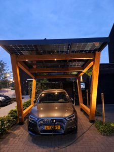 carport met zonnepanelen met audi eronder
