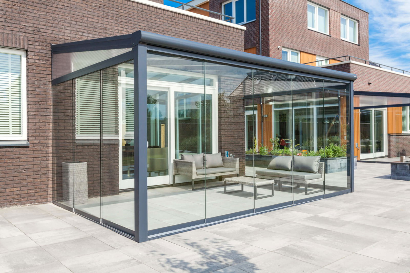 Aluminium terrasoverkapping Deponti met glazen schuifwanden