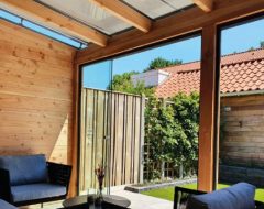 douglas hout vijrstaande veranda met glazen schuifwand