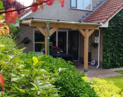 lariks hout veranda muuraanbouw met polycarbonaat daksysteem