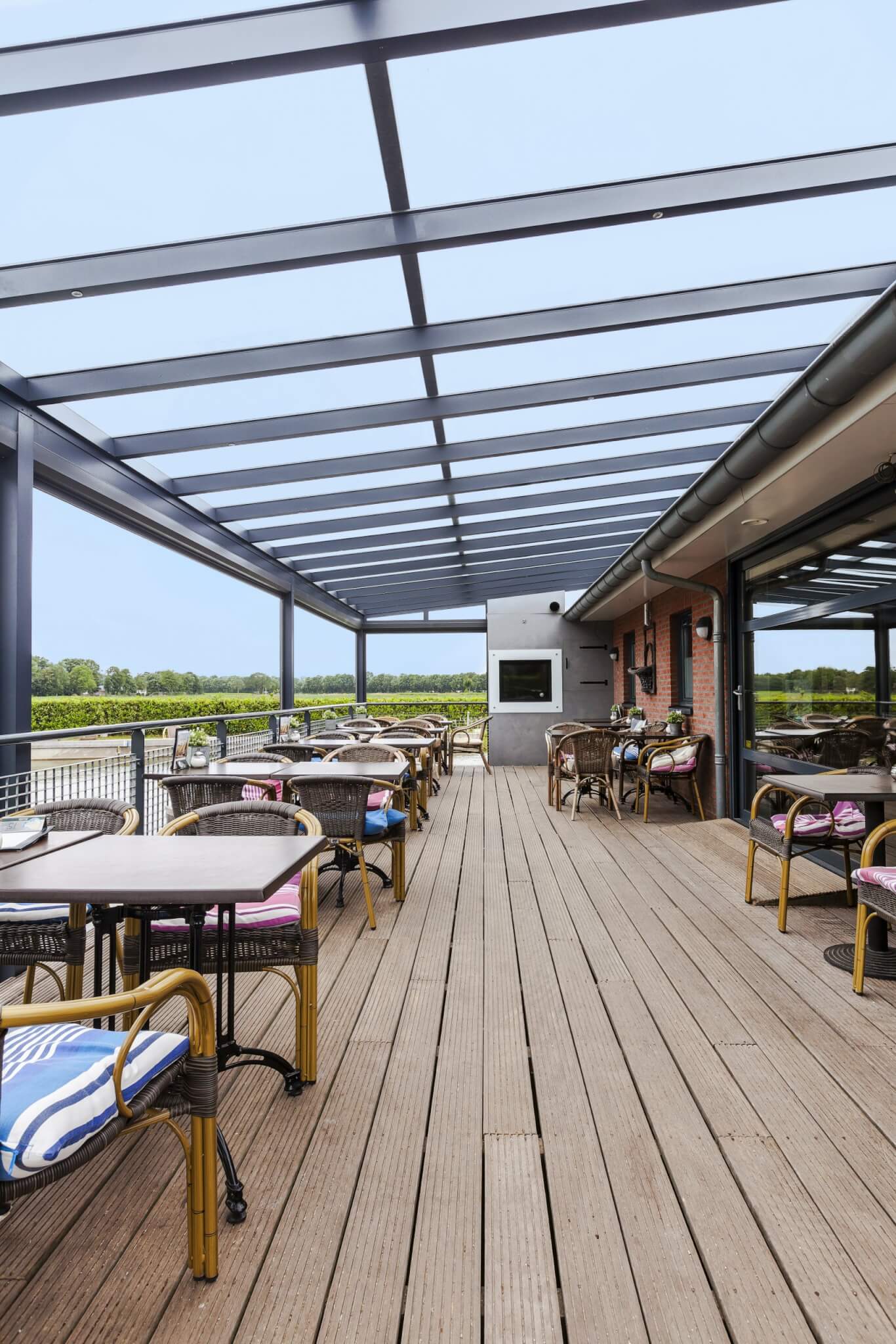 Horeca terrasoverkapping met kunststof terrasplanken