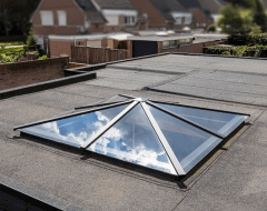 Piramidedak lichtstraat op plat dak van woning