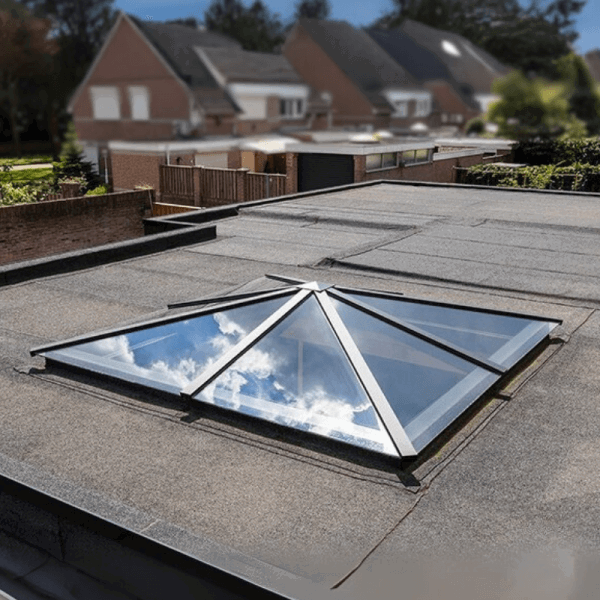 Piramidedak lichtstraat op plat dak van woning