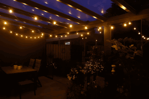 gezellige veranda met string lichts