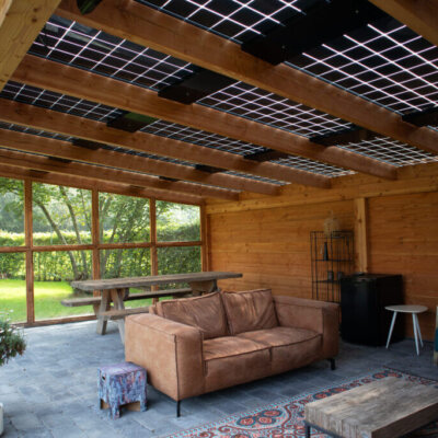 Open solar veranda met zicht van onder op de panelen.