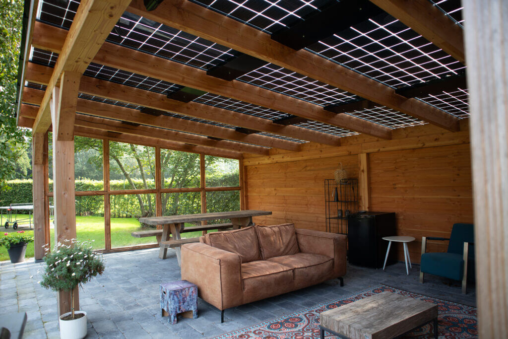 Open solar veranda met zicht van onder op de panelen.